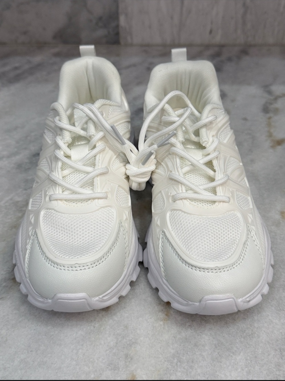 Women’s Off White Sneaker Sz 8 PRICE FIRM!!!